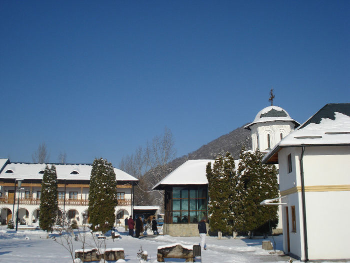 manastirea si insula OSTROV