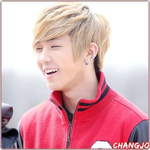 *- Stii ca nu ma lasa hyung sa va raspund..facand misto. -.-.