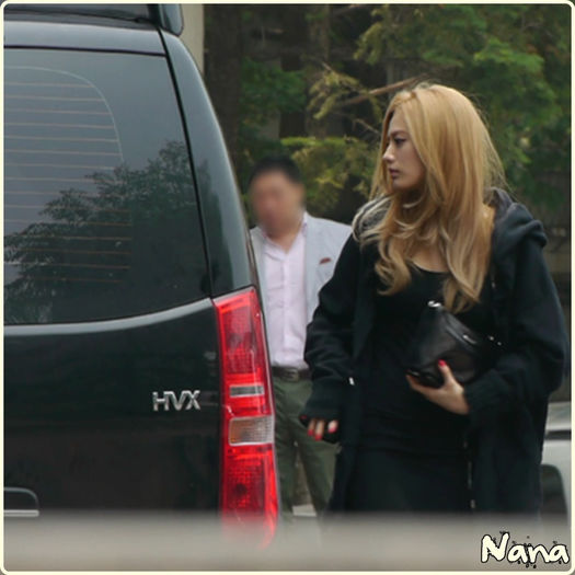 .★. ..:|.. {se uita la Seo}..o.O {lasa popcorn-ul pe masa} Lizzy~..! :-s..{pleaca}