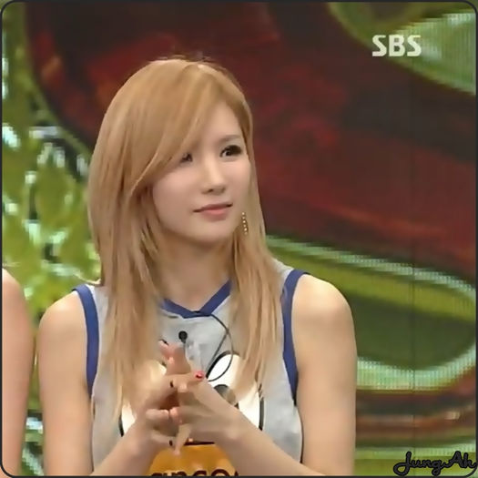 • [se intoarce cu un pahar de apa|trece prin spatele lui Seo|se `impiedica`|scapa apa pe ea] ..o.o