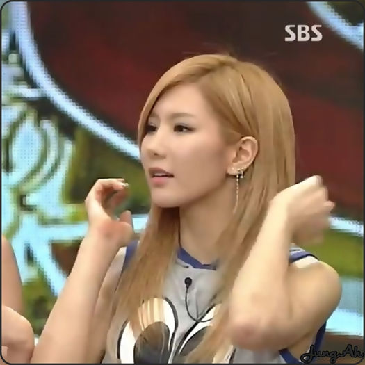 • :))=)).. [lasa paharul pe masa] HeeChul, ne vedem mai tarziu..:))=)) [pleaca]