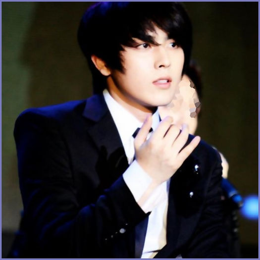 <.>... Kai..mai bine o tii pe Jung Ah.. se lasa urat..:-s