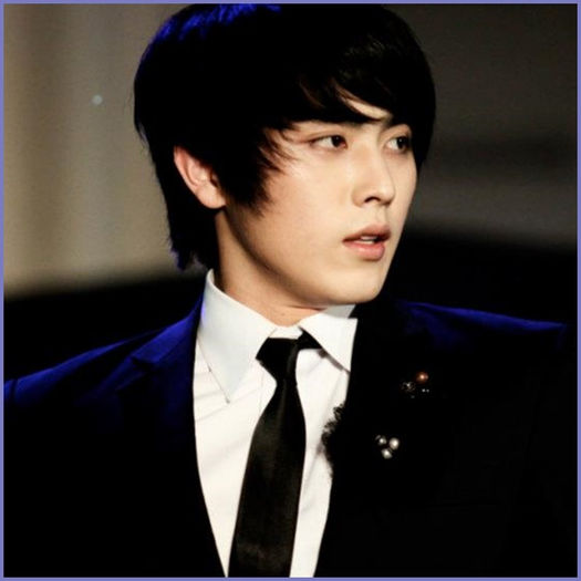 <.> Cine te crezi..sa ii lovesti? Mai ales ca JA e cu mult mai mare ca tine :|