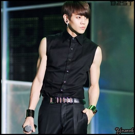 [:X] ..[intra pe usa din spate] ..Care a incuiat usa? -_-