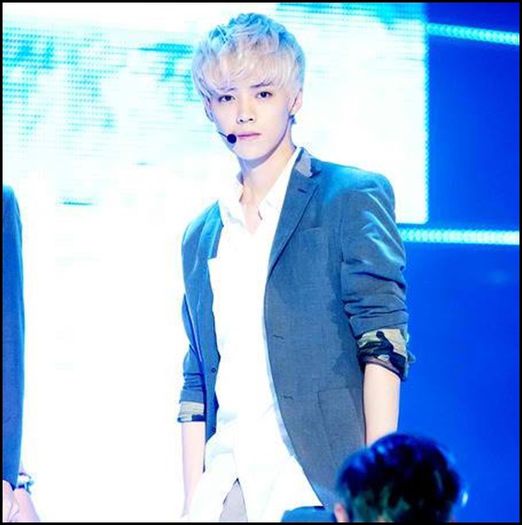 (LH) ..Eu,aa.. #pokerface. Nu mai inteleg nimic.. :-s (pleaca repejor :-s)