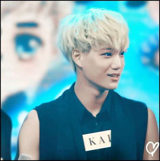 (Kai) ..(se pune pe jos,jucandu`se cu el) ..:x :o3 ..(il pupa :3)