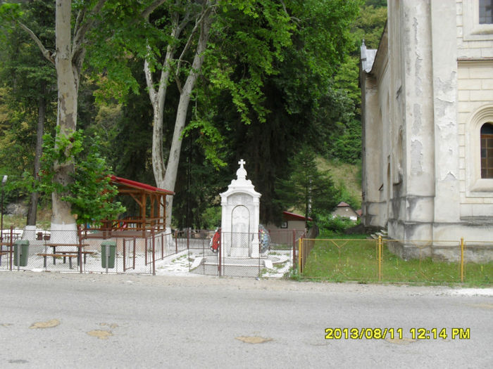 Rusca Montana,Monumentul eroilor. - Excursii-2013