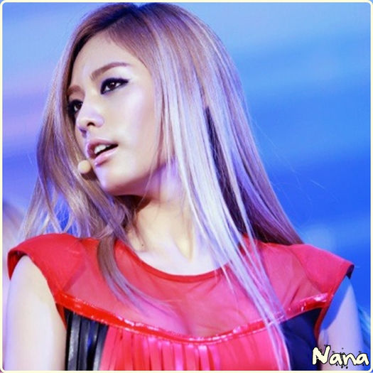 .★. Bye :-h Oh..se lasa.. cu ..coafor..:-?.. {se aseaza pe scara}