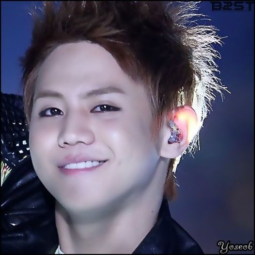 [:X] ..Cu Jung Ah? ..:)) ..[spala cana] ..Sau Lizzy? .. :-? ..[pune cana pe acolo; se intoarce]