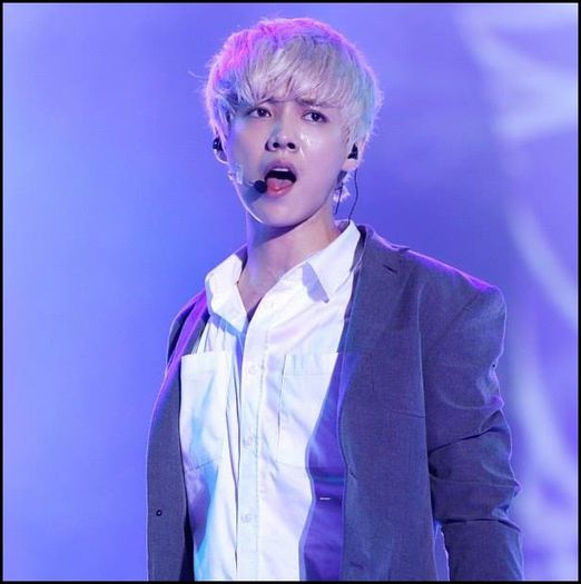 (LH) ..(sus;iese;fuge in baie;isi lasa apa;ca si cum ar face baie)