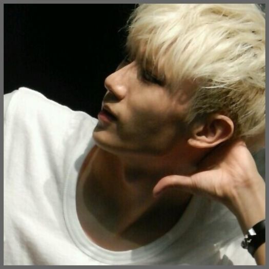 [(:] ..Serios? ..Nu stiam.. credeam ca esti surda. :| ..