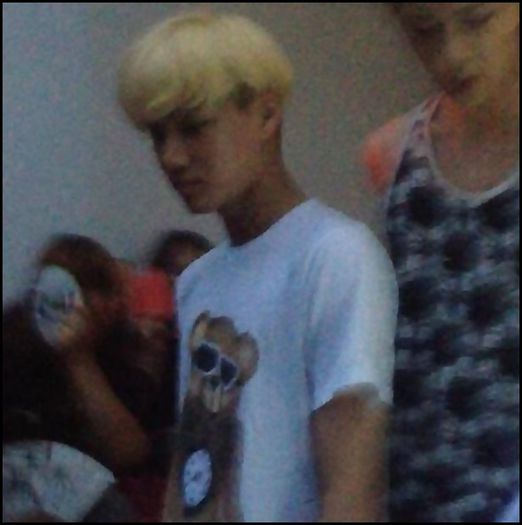 (Kai) ..(urca sus;cade din greseala peste Nana;cad jos) Auu..