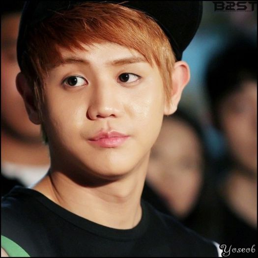 [:X] ..[se uita spre terasa] ..:-ss.. Seoo.. [o impinge de la spate afara; incuie usa] ..-_-