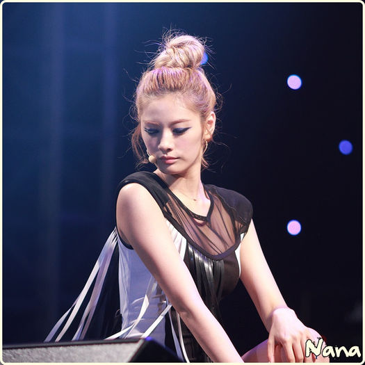 .★. {vine in sufragerie|se aseaza pe canapea}..(:|..