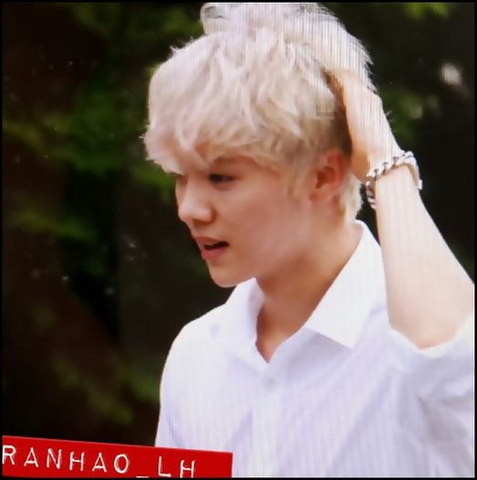 (LH) ..Bine,noapte buna. :) (se intinde pe jos) Ai patit ceva? :-s