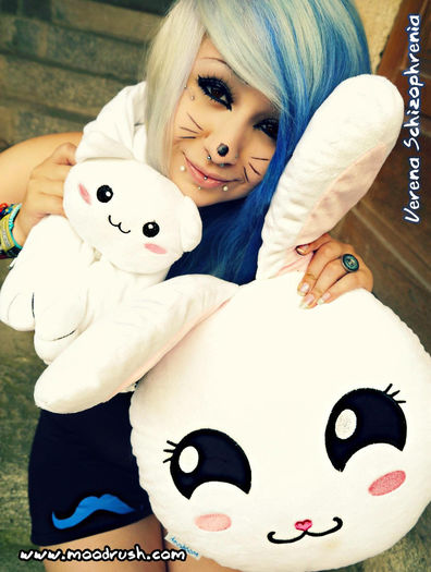 verena_schizophrenia_scene_girl_blue_bunny_kissen_hasen_smiley_emoticon_shop