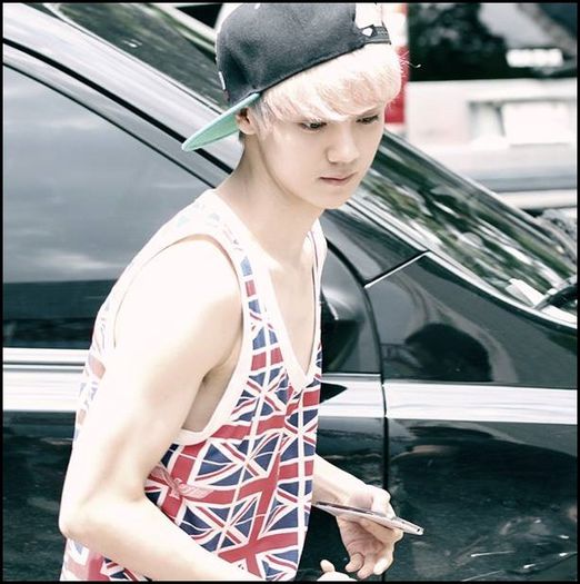 (LH) ..(intra cu Khun si Kai in urma lui) -.- Oo, heei. :)