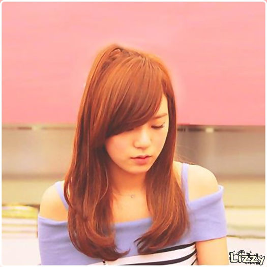 ↘. (intra).. :-L.. (schiopateaza pana la canapea|se aseaza)..:-<