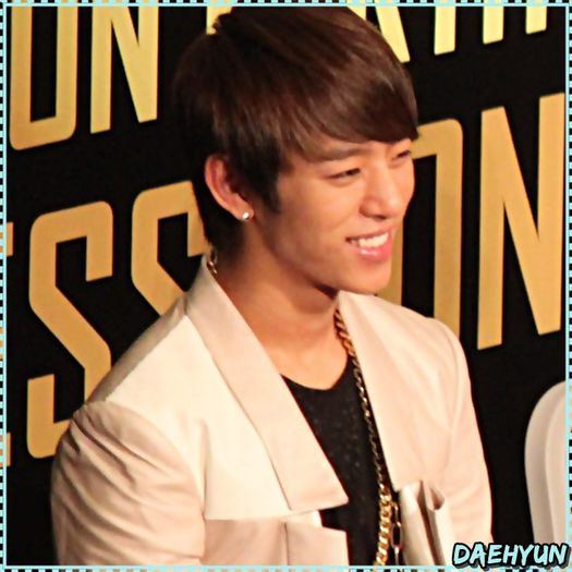 ^D^ [coboara cateva trepte] Le`am gasit. :)) Stai. [se uita atent la ele] Nu`s astea. :| [fuge sus].