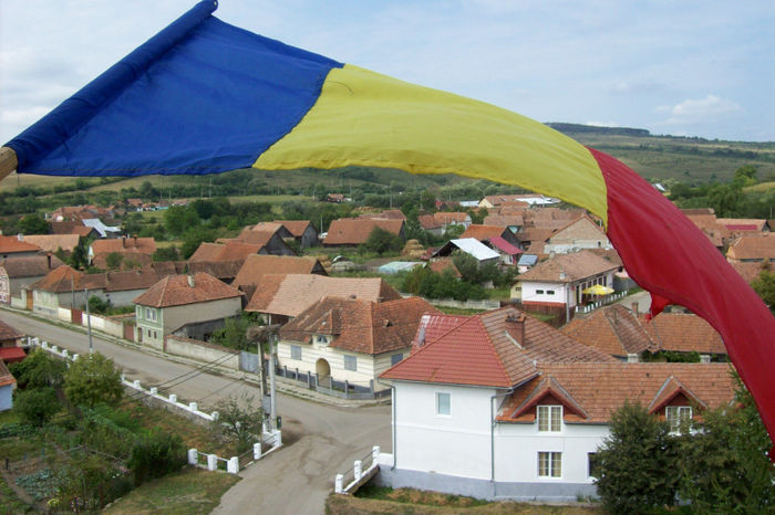 TRICOLORUL ARBORAT DE MINE N.CODREA AUTORUL ALBUMULUI IN TURNUL BISERICII. - FIII SATULUI PALOS ARDEAL SARBATOAREA DIN 16 AUG 2013