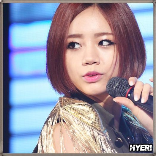 @. ..[merge la Dae; se lasa jos; i.s] ..Aaa... [ii arata o esarfa] ..:D