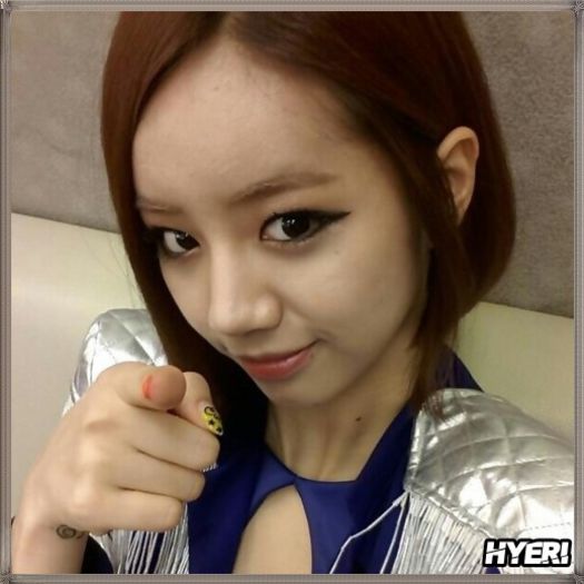 @. Unde am sarit la tine? :-L ..[se intoarce cu spatele la el; ii arata lui Dae] ..Acolo ..