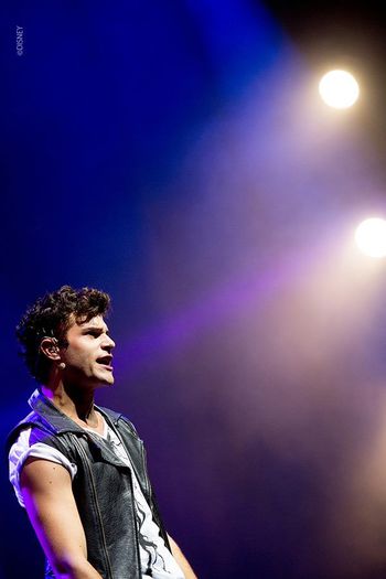 1000475_495930700492614_1292212903_n - violetta