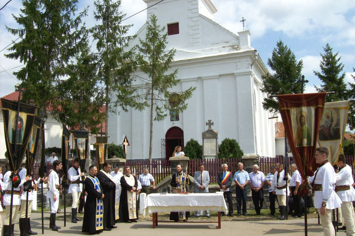 IN PIATA BISERICII  SLUJESTE PR.PAROH SILVIU POPESCU .