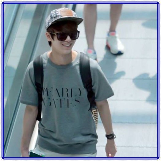 |~| ..[iese cu Chunji din magazin; le face cu mana celor doi; merge la ei] ..Auziti.. :-?