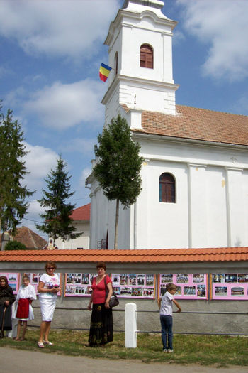 100_1553 Peretele pe care au fost postate panourile cu EXPOZITIA DE COSTUME POPULARE DE LA PALOS-ARD; Cu ocazia sarbatoririi Fiilor satului PALOS,au fost expuse panorile cu fotografii ale costumelor populare romanesti traditionale purtate de catre sateni din Palos.
Fotografiile de pe aceste panouri a
