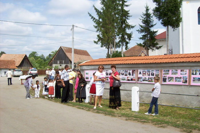 EXPOZITIA DE FOTOGRAFIE DE PE ZIDUL DIN PIATA BISERICII DIN PALOS .