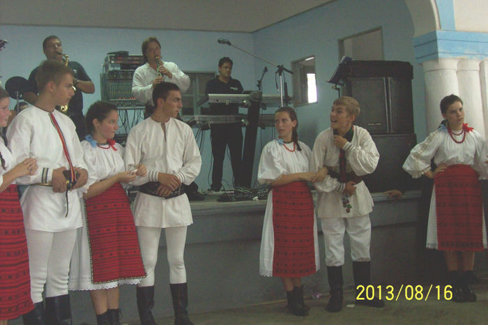CANTA FORMATIA PROLOG SI JOACA TINERI DE LA RUPEA.