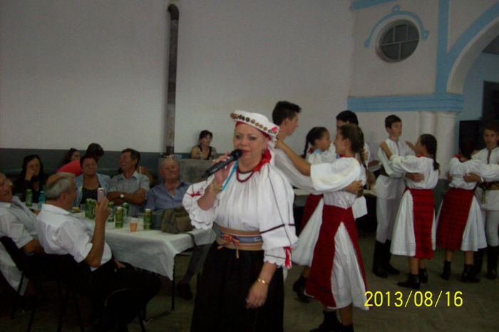 100_1759NE CANTA SI INCANTA DOAMNA CORNELIA RADOCEA.