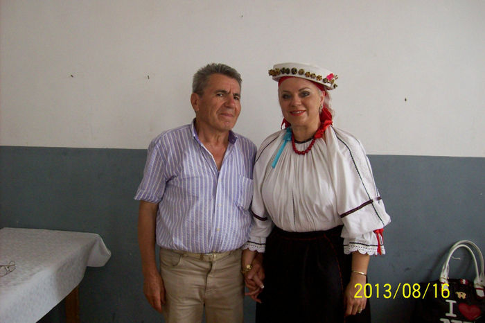 100_1778 NICOLAE CODREA SI CANTAREATA CORNELIA RADOCEA IN COSTUM POPULAR DIN PALOS  CU VALITOAREA .