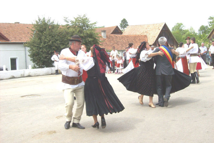 100_1663  LA JOC IN PIATA SATULUI.