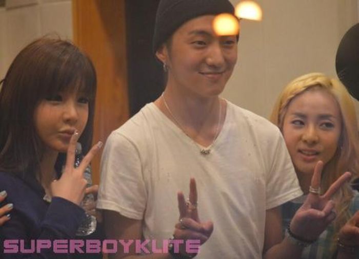 yoo in na's tun up the volume radio show 2ne1