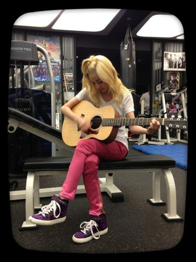 dara-twitter-hongdae-goddess-vs-fitness-goddess