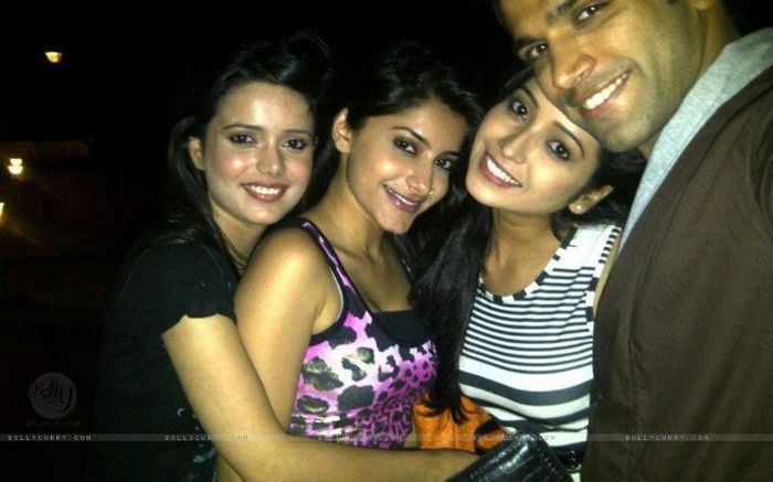 231498-asha-jia-shruti-and-rithvik - jia mustafa aka punni