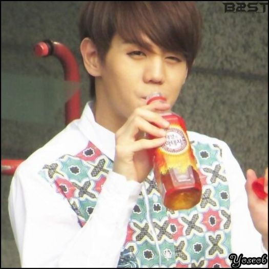 [:X] ..[bea] ..mm.. Byes. :-h ..[se aseaza pe fotoliu]