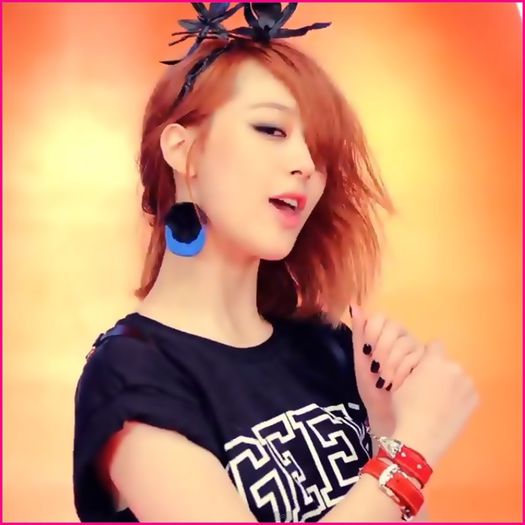 `.. [intra;le tine usa deschisa lui MinHo si fetele. :))] ^^.