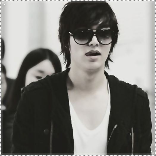 $. Ce fericire pe Sulli. :> :)) .[ii da un pwp] ..Noapte buna. :) Hey. :-h