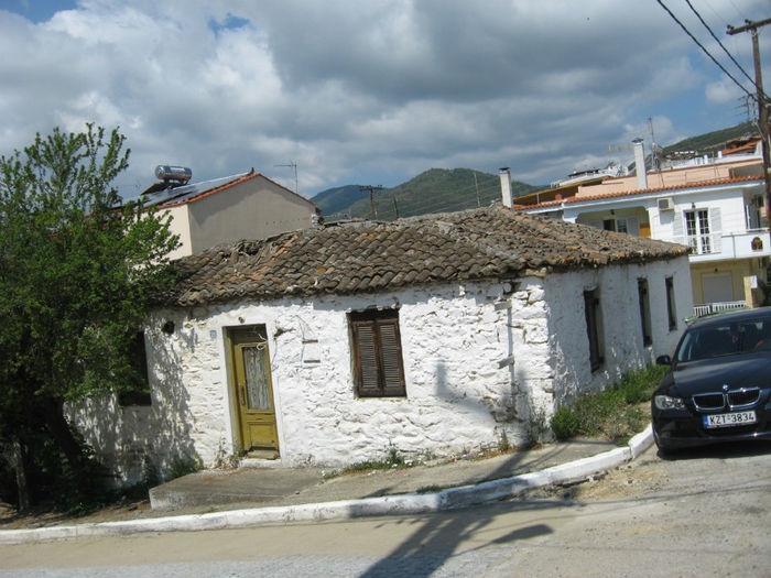 mai sunt si case traditionale - Grecia Sithonia - Sarti iunie 2013