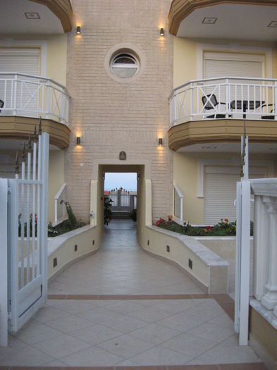 prin oras  o zona mai noua cu vile frumoase