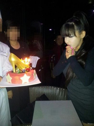 2NE1-s-Park-Bom-celebrates-her-birthday - 2ne1 6