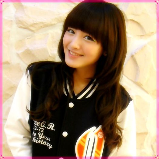C- .. [ridica primul degetel] .. :)) .. Uuu. :> .. :)) ..