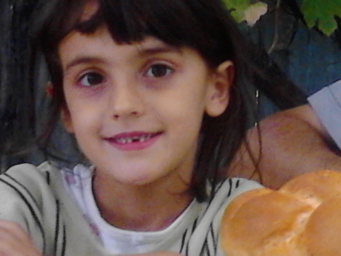 primul cazut; prima vizita a Zanei Maseluta la Clara. Are aproape 8 ani.
