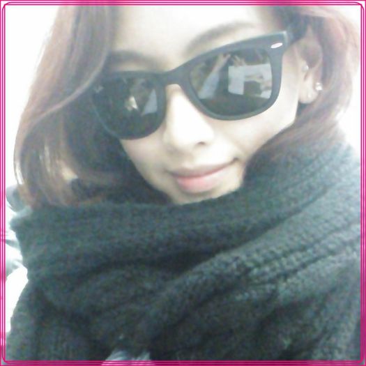 C- .. [intra] .. Oh..buna. ^^ .. [se aseaza pe jos] ..