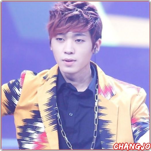 *- [intra] E pe drum. ^^ (:| [se aseza pe canapea].