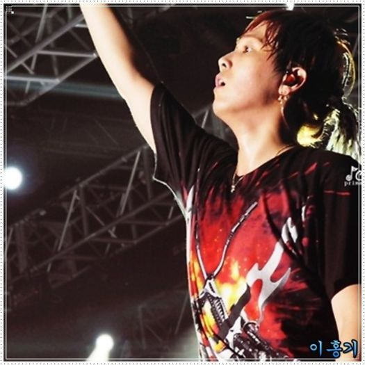 << ..[coboara cu un prosop pe cap] ..-_- ..Aici sunt. :-w - ix __ Episodul 007 __ xi