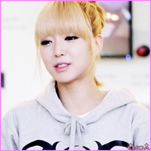 ..`..N-au vrut sa le tina la ei.:))Si JiMin a zis ca florile o sa se ofileasca degeaba acolo..:-??